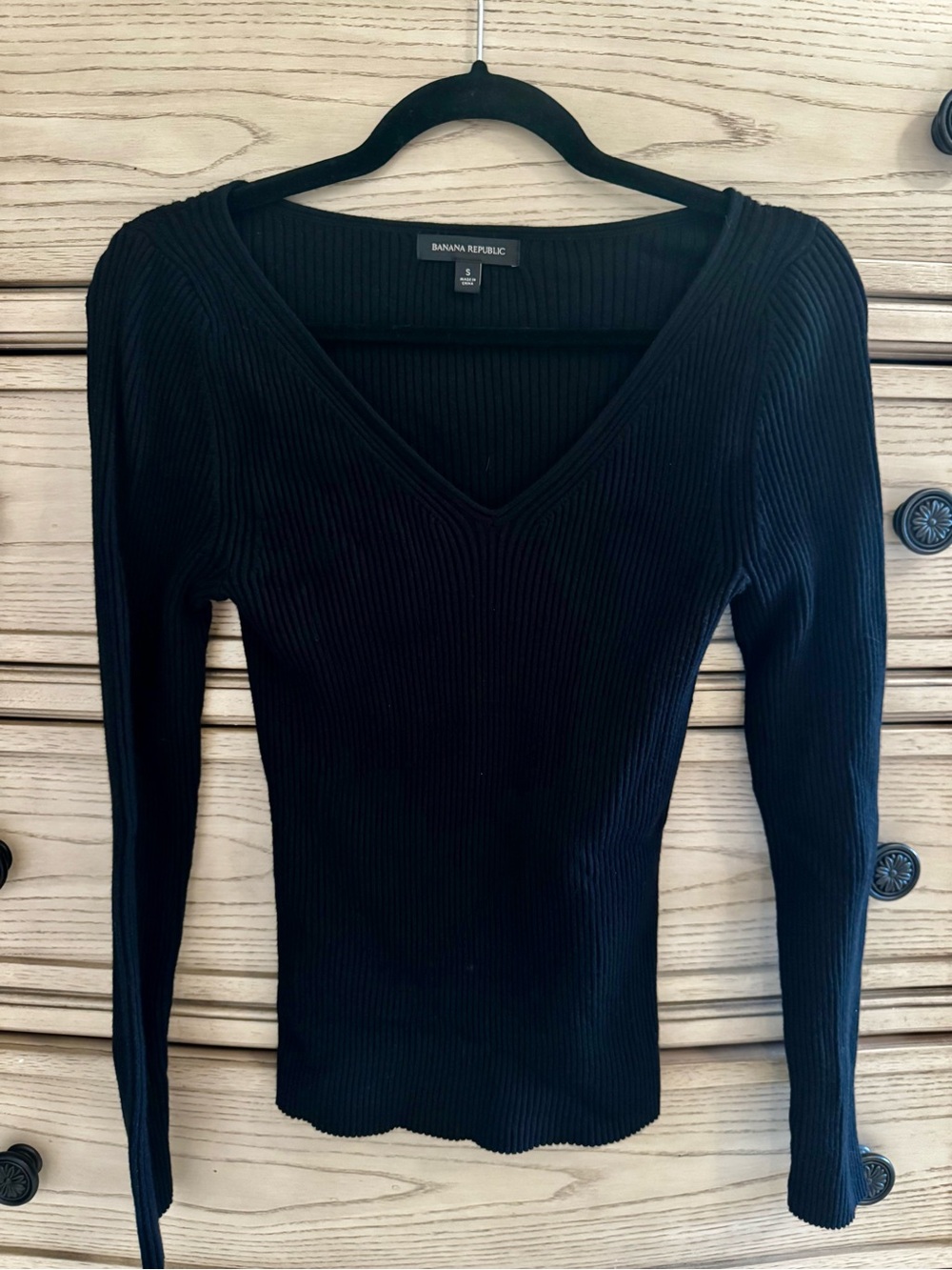 NWOT Banana Republic Black Ribbed Long-Sleeve V-Neck Sweater Top